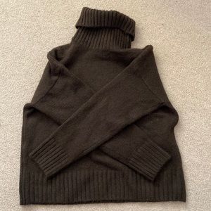 Oak + Fort brown turtle neck
